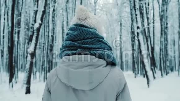 美丽的年轻旅游女孩徒步穿越白雪覆盖的加拿大森林的肖像视频的预览图