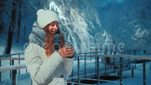 年轻漂亮的女孩在冬天喝杯热茶冷得发抖视频的预览图