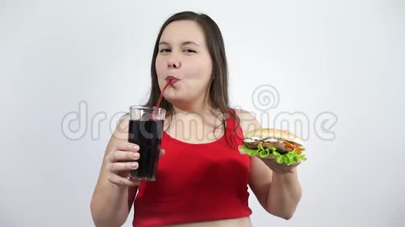 加上大小女孩吃汉堡喝可乐快餐超重肥胖视频的预览图