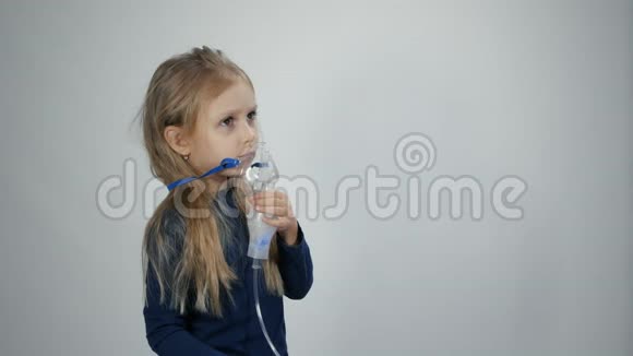 小女孩用喷雾器呼吸视频的预览图
