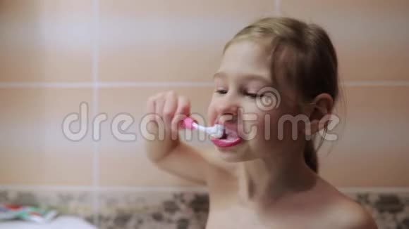 小女孩用牙刷刷牙视频的预览图
