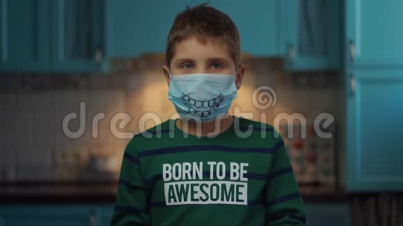 戴着医疗面具的男孩的肖像微笑着看着镜头竖起大拇指带着滑稽医疗面具的孩子视频的预览图