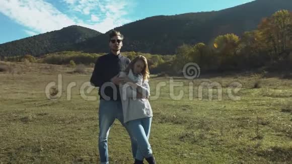 情侣在田野里拥抱视频的预览图
