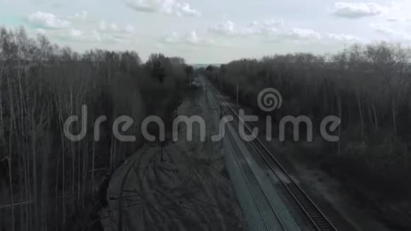 春天的一班又一班火车视频的预览图