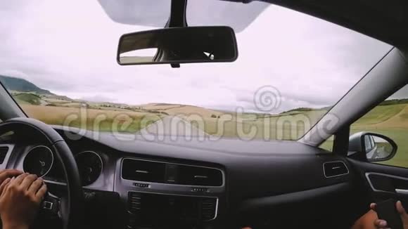 从车内观看情侣驾驶视频的预览图
