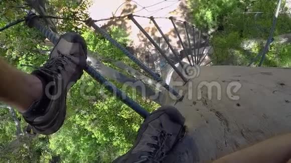 POV从大树边的钢钉梯上俯视过去视频的预览图