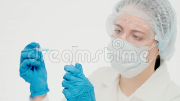 可爱的白人女科学家在实验室里放了一张蓝色的脸视频的预览图