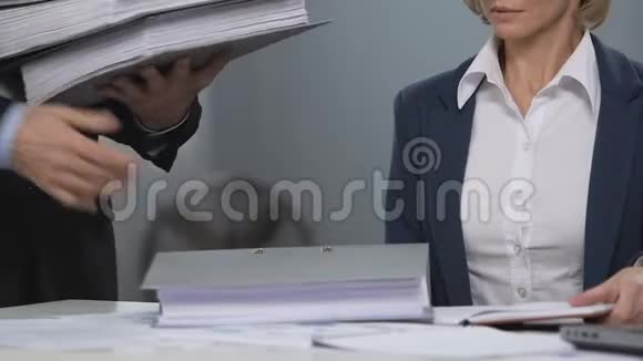 愤怒的经理在同事面前扔文件夹女性在商业中的权利视频的预览图