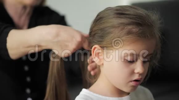 头发辫子编织做科西克孩子视频的预览图