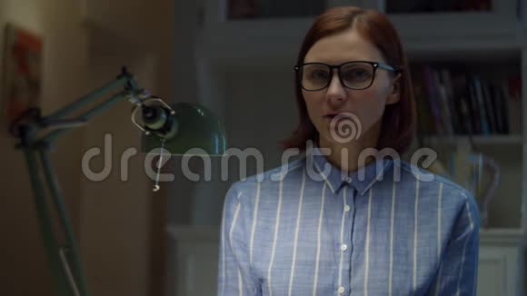 30多岁的女人戴着眼镜情绪激动消极地打手势看着家里的摄像机在线教育程序视频的预览图