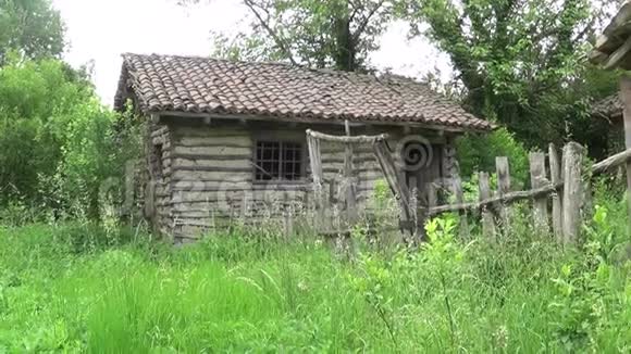 废弃的小屋和旧的木栅栏视频的预览图