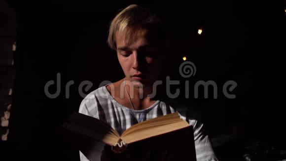 一个年轻人仔细读书翻阅书页是一本有趣的书视频的预览图