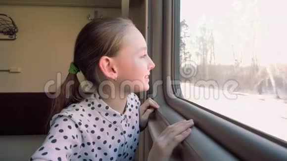 兴奋的女孩坐火车旅行视频的预览图