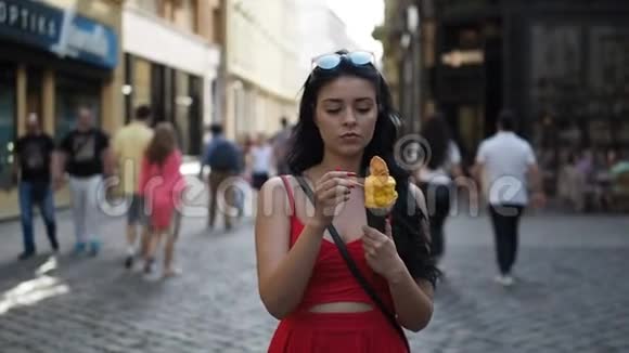 年轻的美女微笑着吃冰淇淋慢速高清视频视频的预览图