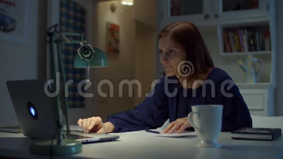 30多岁的年轻女性在笔记本电脑上打字专注于家里的小工具屏幕女人在家工作在线教育视频的预览图