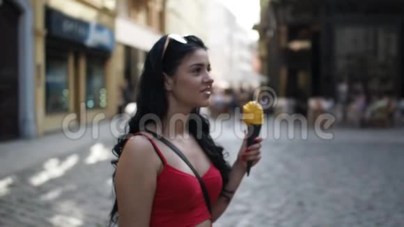 年轻的美女微笑着吃冰淇淋慢速高清视频视频的预览图