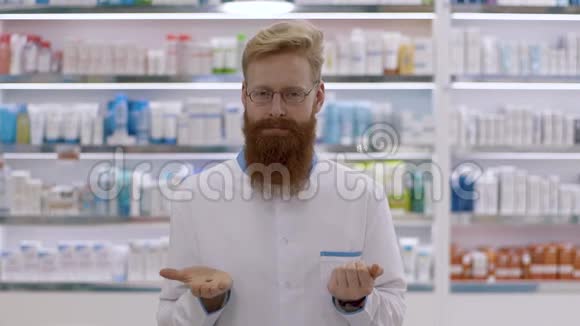 医生和药剂师每人手里都拿着一片药片视频的预览图