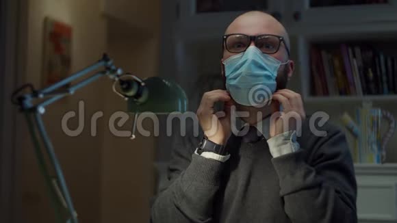 30多岁的年轻胡须男子戴着眼镜戴着医用口罩面带微笑地看着镜头男性戴医用口罩视频的预览图