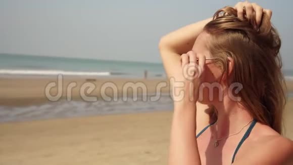 海滩上一个年轻漂亮女人的肖像视频的预览图