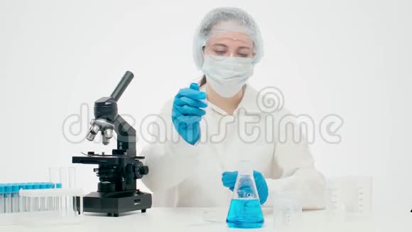 年轻的女科学家在玻璃瓶中检验一种新药视频的预览图