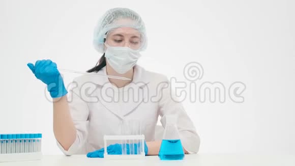 年轻女科学家实验室助理穿着白色外套视频的预览图
