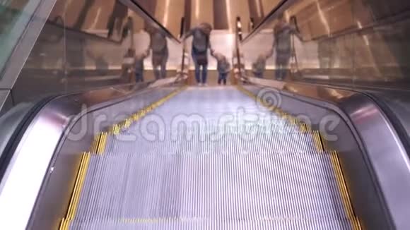 人们在机场登上自动扶梯机场的自动扶梯正在上升视频的预览图