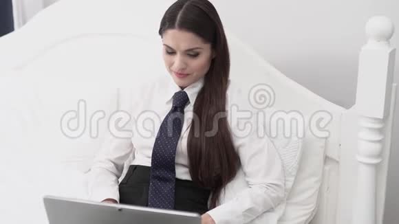 成功的女商人正在家中电脑工作视频的预览图
