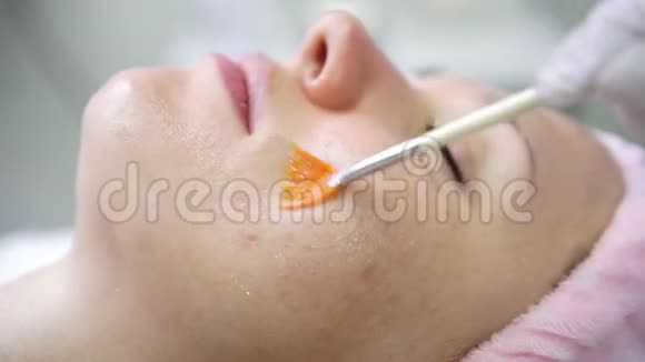 在美容诊所做手术的女人面部皮肤恢复活力特写视频的预览图