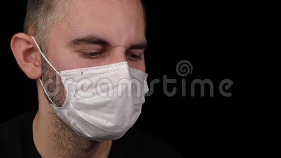戴着医用口罩的病人用喷雾治疗流鼻涕视频的预览图