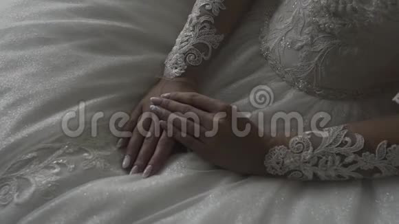 新娘的手放在婚纱上视频的预览图
