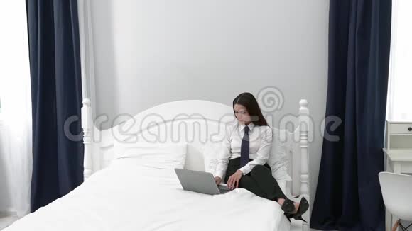 丈夫正在打扫公寓而他的妻子正在用笔记本电脑工作视频的预览图