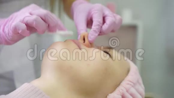 在美容院做皮肤修复手术的女人美容护肤视频的预览图