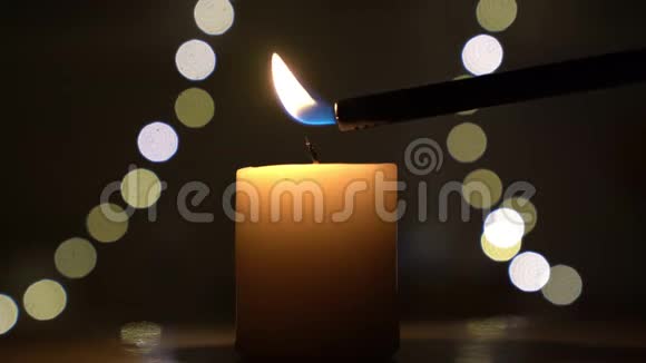 在黑色背景上点燃蜡烛黑暗灯光视频的预览图