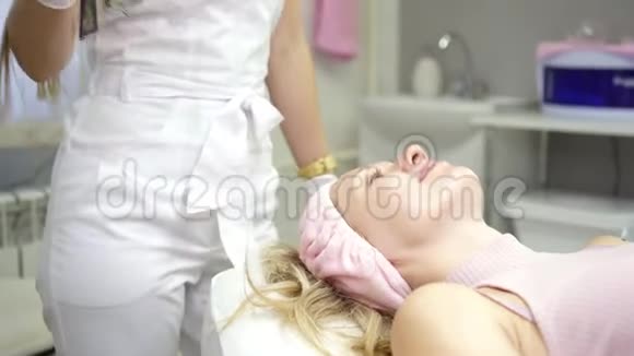 美容师在护肤过程中用风扇冷却女人的皮肤视频的预览图