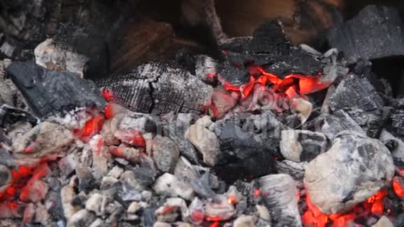 炽热的红炭慢慢地在大烧烤炉中燃烧燃烧的火依然存在视频的预览图
