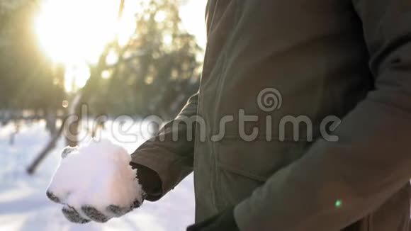 白种人金发女郎玩雪球视频的预览图
