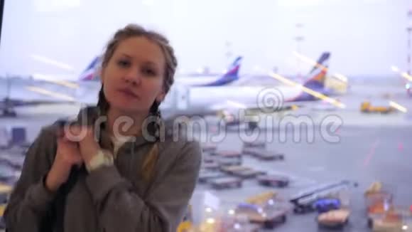 飞机背景下一位女士在机场的肖像视频的预览图