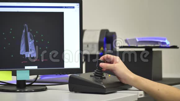 专业工程师在现代三维扫描仪上扫描工业部件将三维CAD模型导入计算机视频的预览图