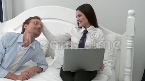 一个自私的丈夫在她忙于严肃的工作时使妻子分心视频的预览图