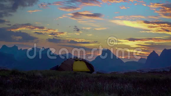 山顶上的旅游帐篷视频的预览图