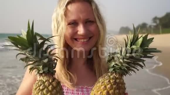 海滩上一位美丽的金发碧眼的菠萝女郎的画像视频的预览图