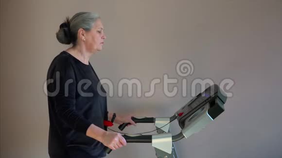 白人妇女在跑步机上锻炼她正在改变训练模式的速度视频的预览图