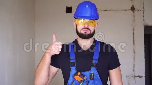 男建筑工人伸出大拇指视频的预览图