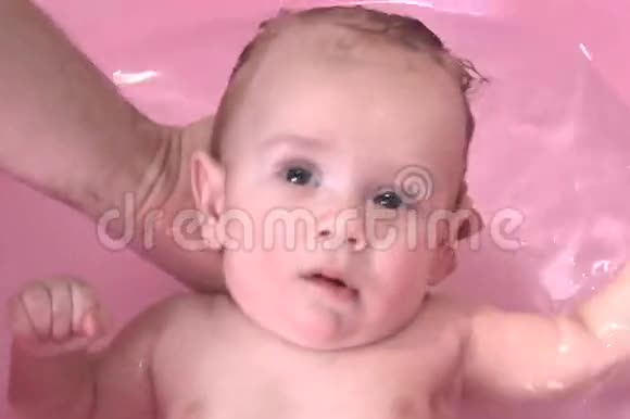 婴儿在浴缸里视频的预览图