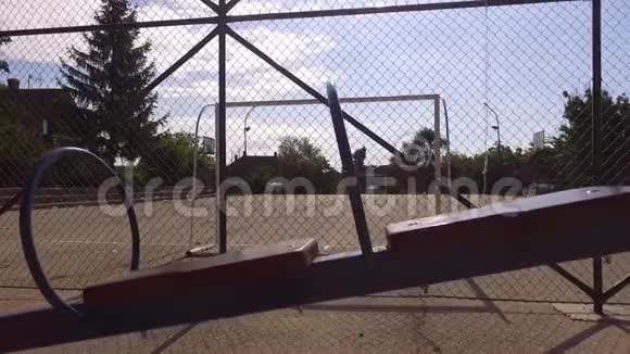 空荡荡的跷跷板背景是一个足球场视频的预览图