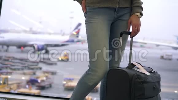 女游客带着手提箱在机场等待登机视频的预览图