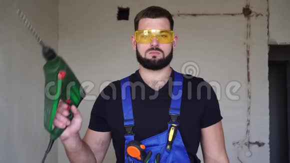 一个男建筑工人用电锤的肖像视频的预览图