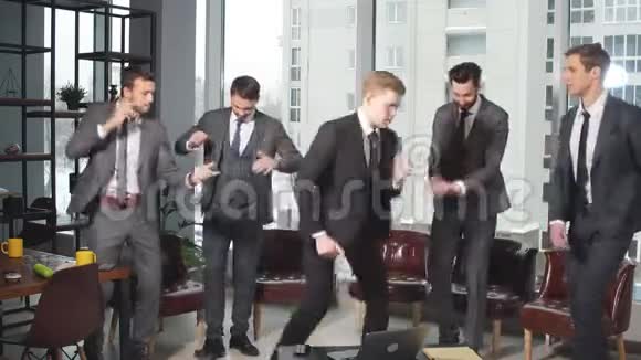 跳舞跳跃的商业团队视频的预览图