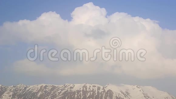 高加索山脉的云层视频的预览图