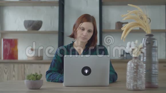年轻的30多岁的女工关闭笔记本电脑疲惫的女人把头放在木桌上视频的预览图